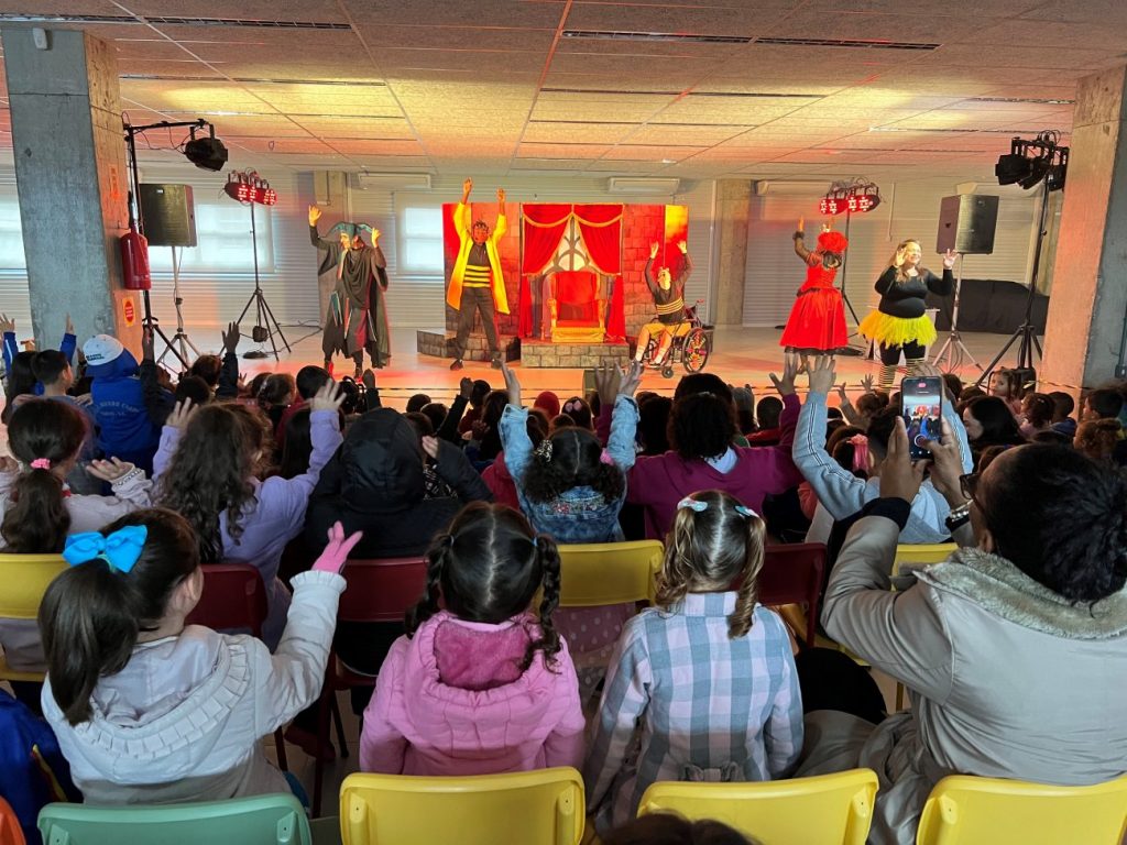 sicredi recebe peca teatral zum zum zum a uniao faz a vida em criciuma divulgacao sicredi3
