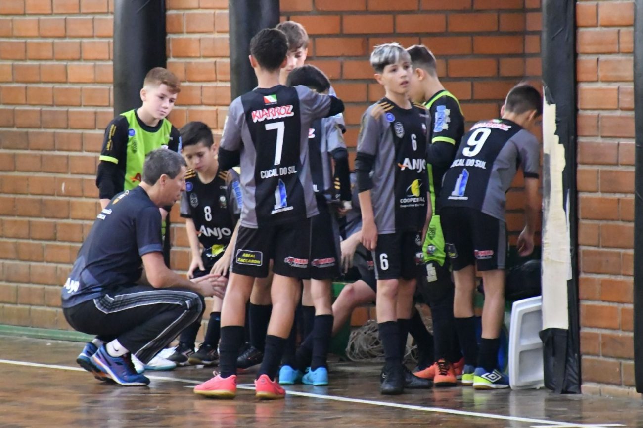 equipe sub 12 de cocal do sulanjo futsal vence os tres jogos e fica em 1o lugar na chave no campeonato estadual sub12 cocaldosul anjofutsal julho23b