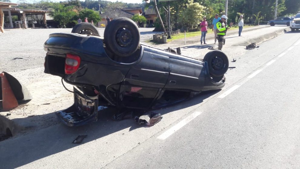 homem fica ferido apos veiculo capotar em cocal do sul img 20230730 wa0009