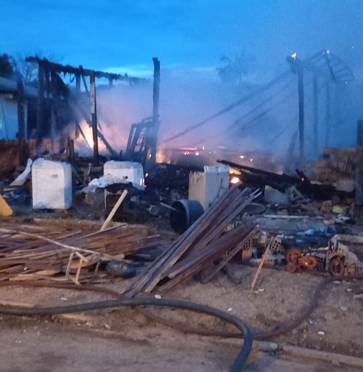residencia e destruida pelo fogo em cocal do sul img 20230720 wa0001