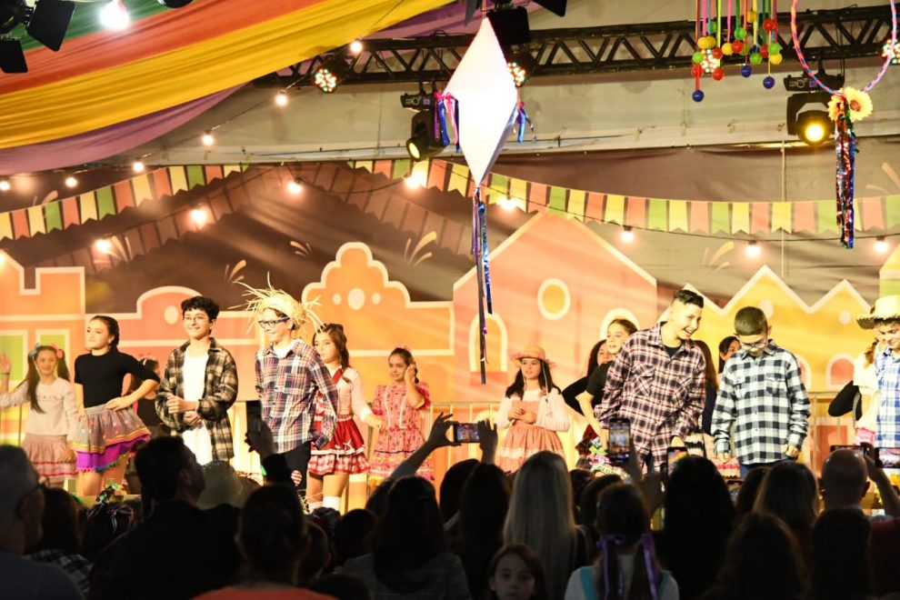 tubarao dona maricotinha e atracao principal no arraial solidario realizado no farol shopping divulgacao arraial solidario