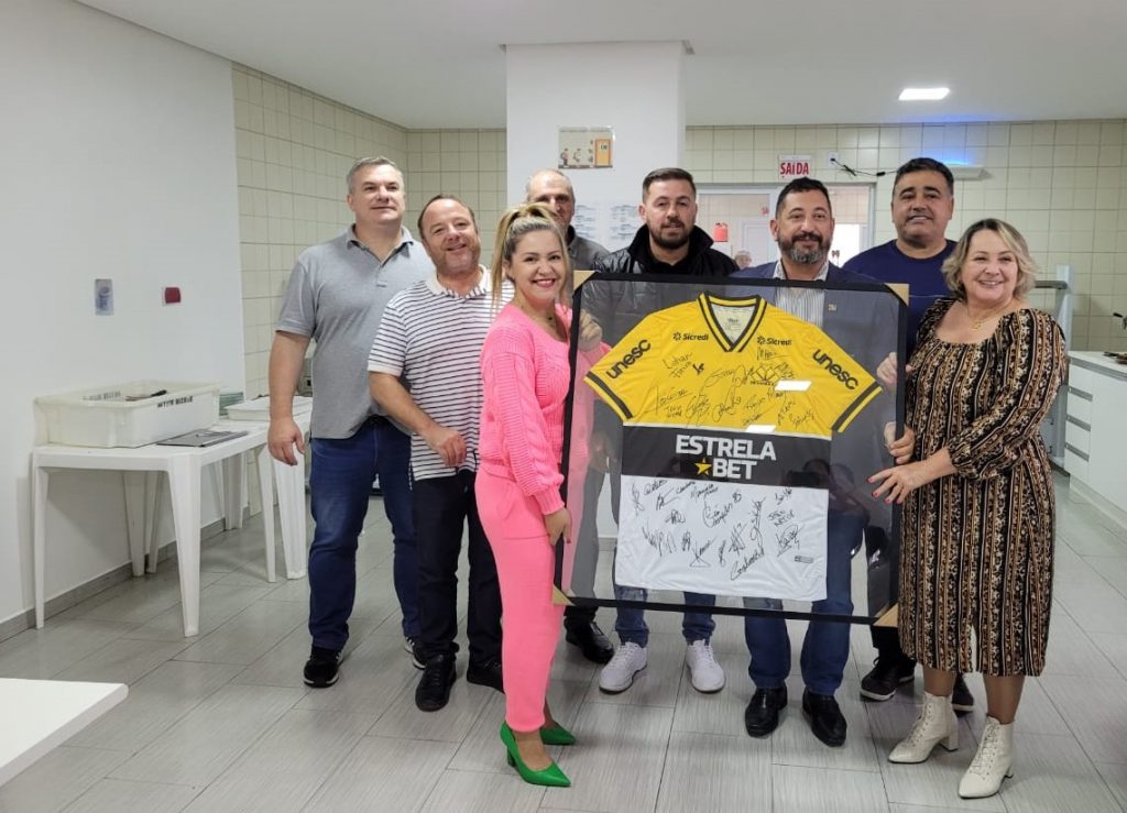 vereadores sul cocalenses entregam camiseta do criciuma autografada para a apae camara camiseta criciuma apae divulgacao 1