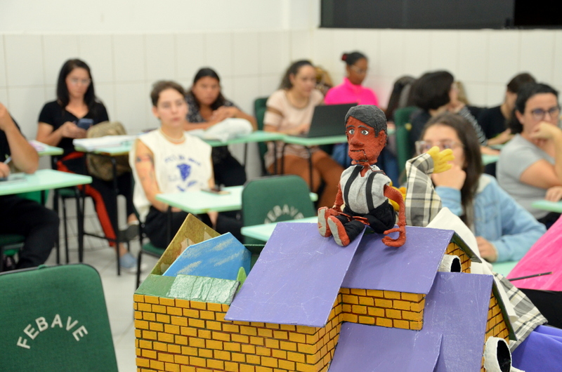 academicos de pedagogia participam da oficina de teatro de bonecos dsc 0109