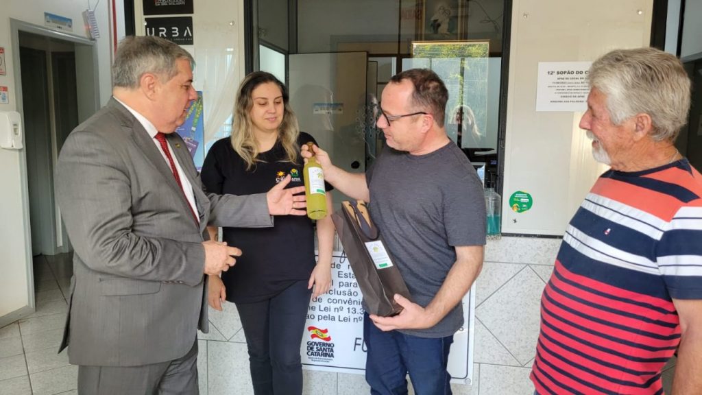 em passagem por cocal do sul mario motta visita a apae mario motta na apae por ana paula nesi 2