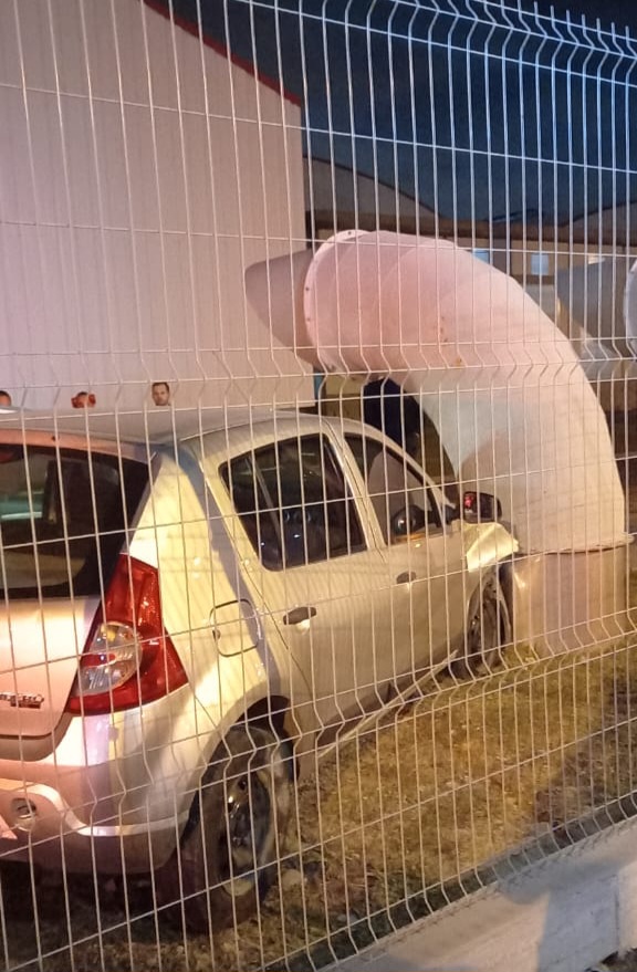 homem perde a direcao de veiculo e invade patio de empresa em cocal do sul 1000166084