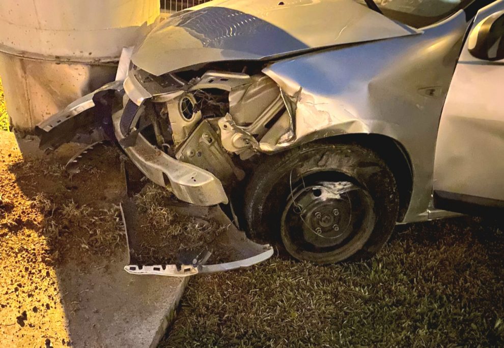 homem perde a direcao de veiculo e invade patio de empresa em cocal do sul img 20230827 wa0039 1