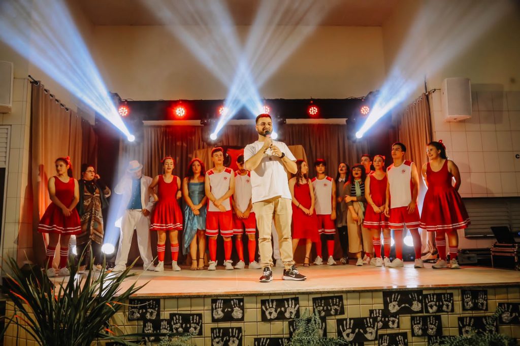 teatro jonatas joao apresenta a peca drama en la escuela em turne internacional drama01 4