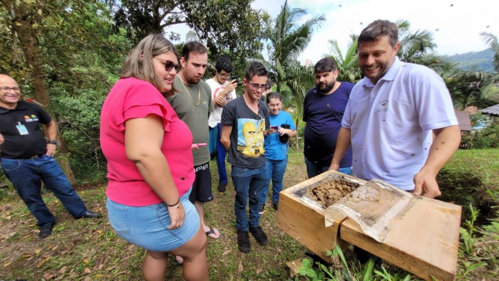 alunos da apae cocal do sul realizam visita a meliponario em lauro muller apae no meliponario rio do rastro por ana paula nesi 12 1