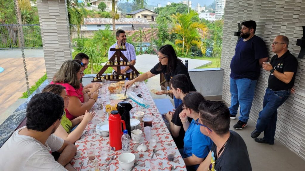alunos da apae cocal do sul realizam visita a meliponario em lauro muller apae no meliponario rio do rastro por ana paula nesi 4