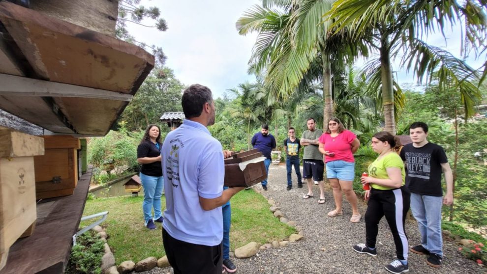 alunos da apae cocal do sul realizam visita a meliponario em lauro muller apae no meliponario rio do rastro por ana paula nesi 5