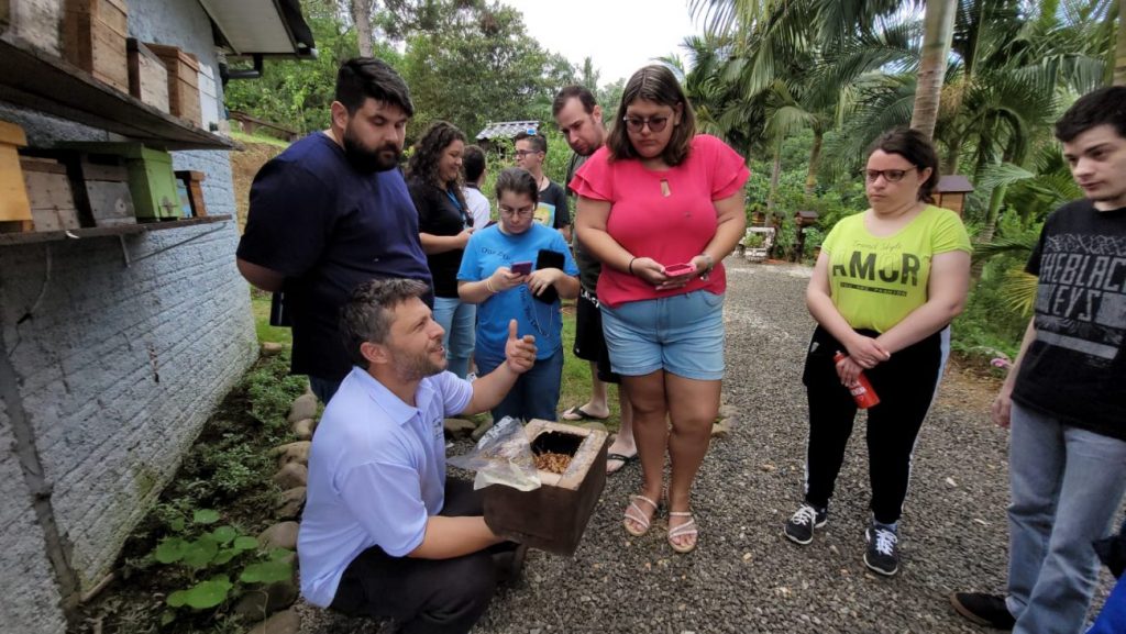 alunos da apae cocal do sul realizam visita a meliponario em lauro muller apae no meliponario rio do rastro por ana paula nesi 6