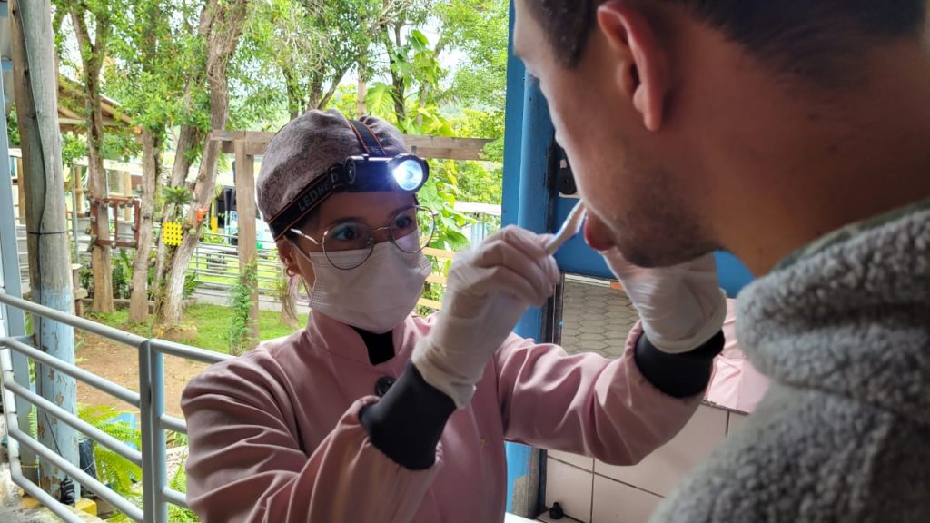 dentista voluntaria oferece avaliacao odontologica e higiene bucal aos alunos da apae cocal do sul odontologia na apae por ana paula nesi 10
