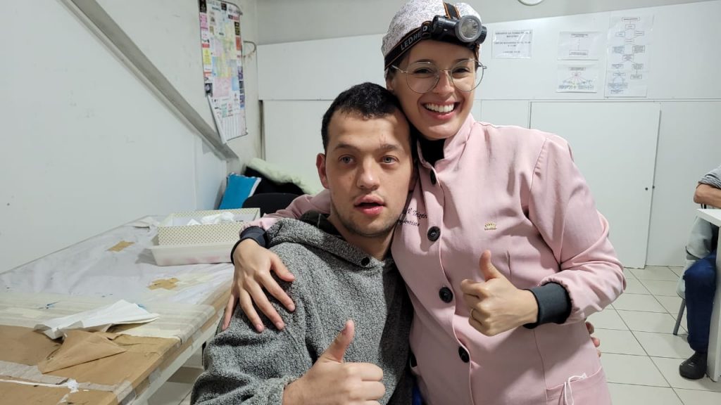 dentista voluntaria oferece avaliacao odontologica e higiene bucal aos alunos da apae cocal do sul odontologia na apae por ana paula nesi 11