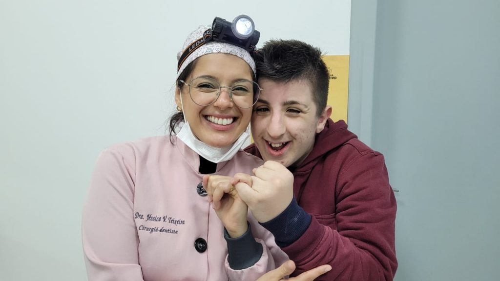 dentista voluntaria oferece avaliacao odontologica e higiene bucal aos alunos da apae cocal do sul odontologia na apae por ana paula nesi 2