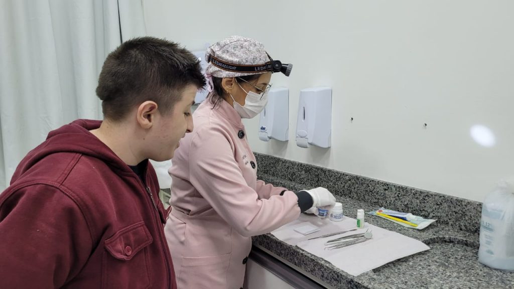 dentista voluntaria oferece avaliacao odontologica e higiene bucal aos alunos da apae cocal do sul odontologia na apae por ana paula nesi 3