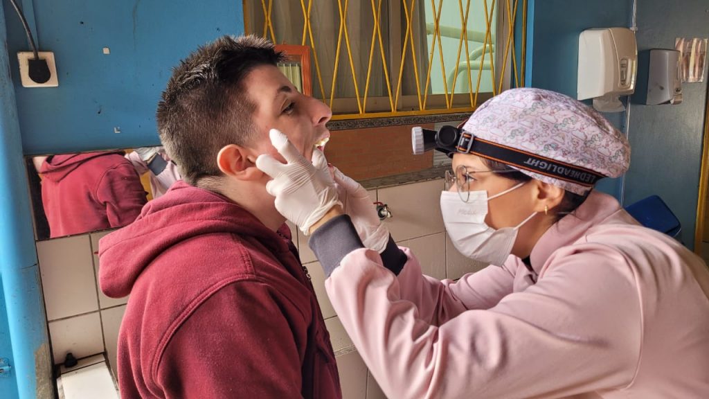 dentista voluntaria oferece avaliacao odontologica e higiene bucal aos alunos da apae cocal do sul odontologia na apae por ana paula nesi 4