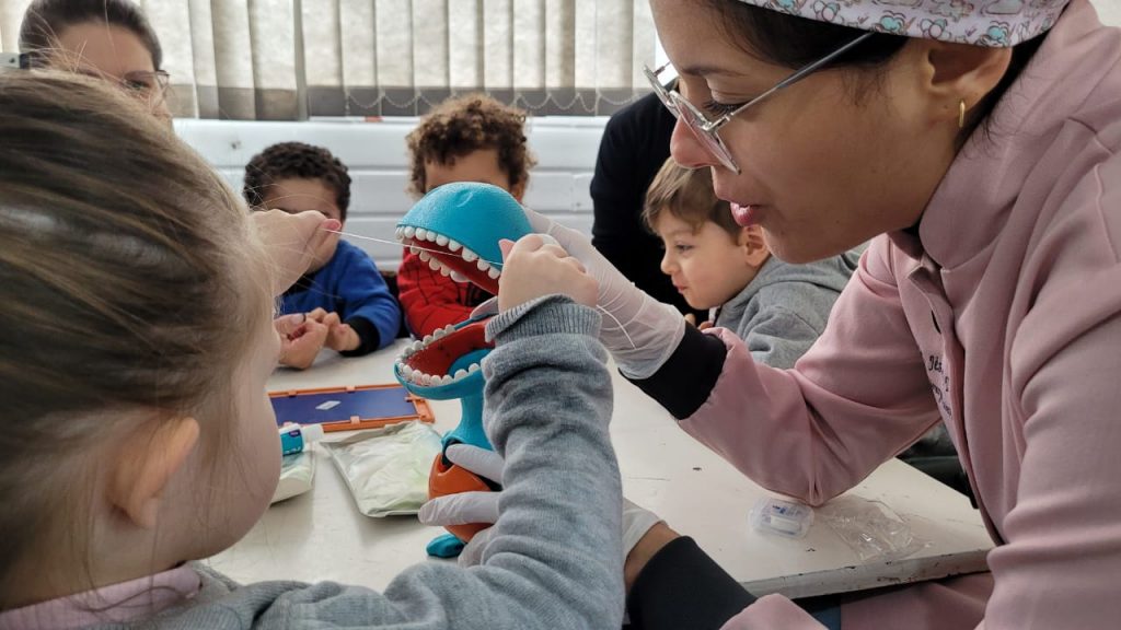 dentista voluntaria oferece avaliacao odontologica e higiene bucal aos alunos da apae cocal do sul odontologia na apae por ana paula nesi 6