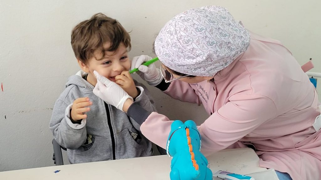 dentista voluntaria oferece avaliacao odontologica e higiene bucal aos alunos da apae cocal do sul odontologia na apae por ana paula nesi 7