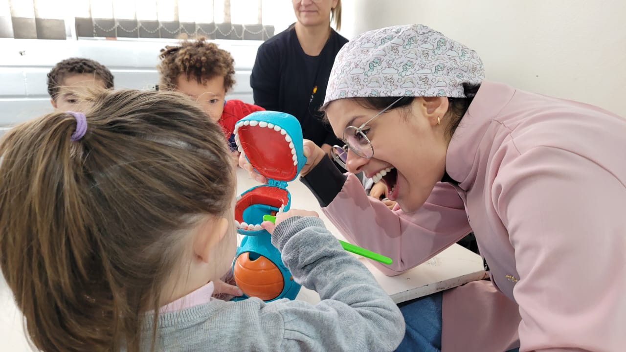dentista voluntaria oferece avaliacao odontologica e higiene bucal aos alunos da apae cocal do sul odontologia na apae por ana paula nesi 8