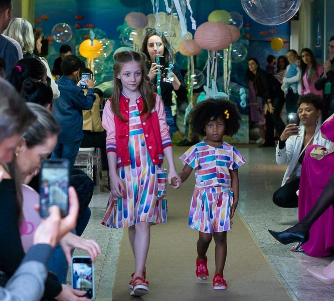 desfile inclusivo encanta pais e criancas no shopping della dsc 0062 e1696994742176