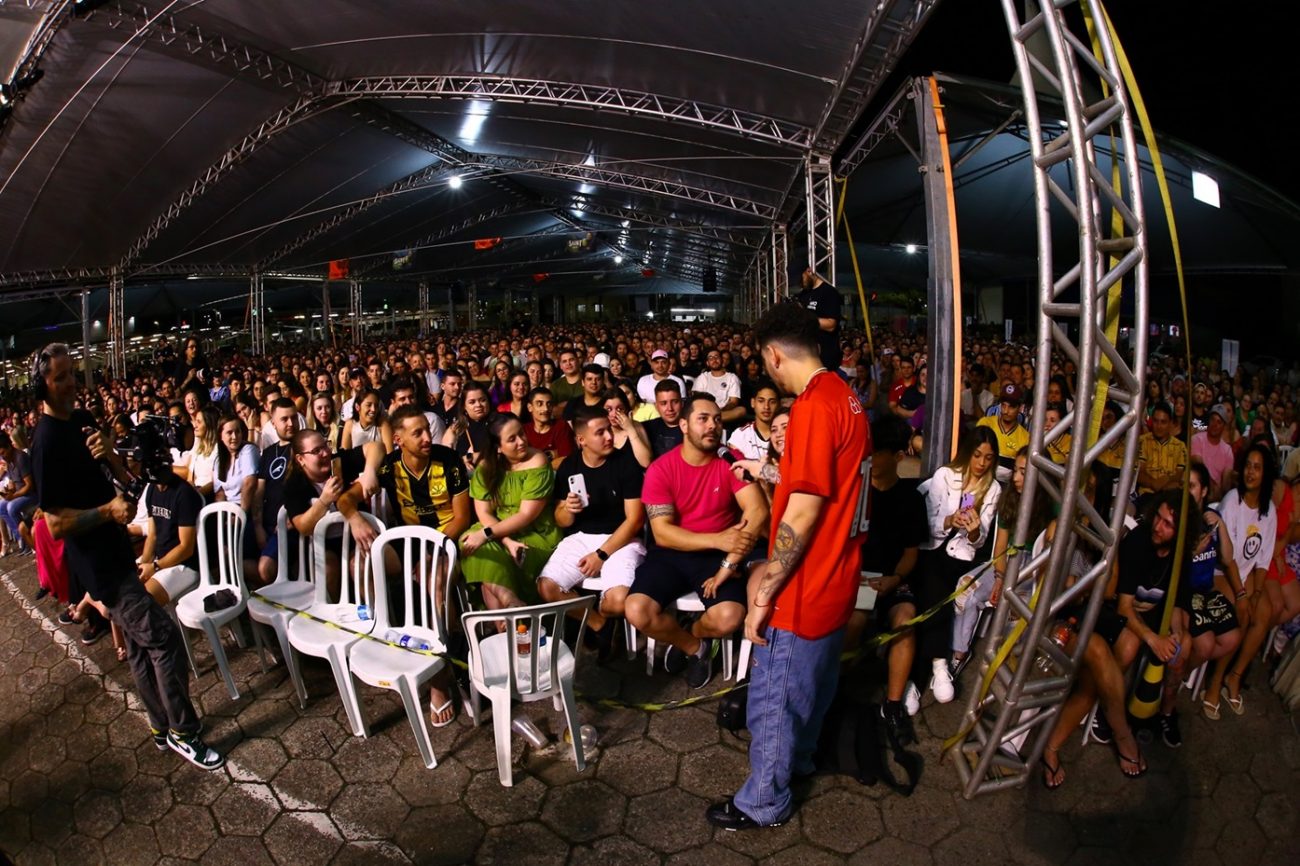 em show de gio lisboa milhares de pessoas celebram os 27 anos do criciuma shopping gio lisboa 2