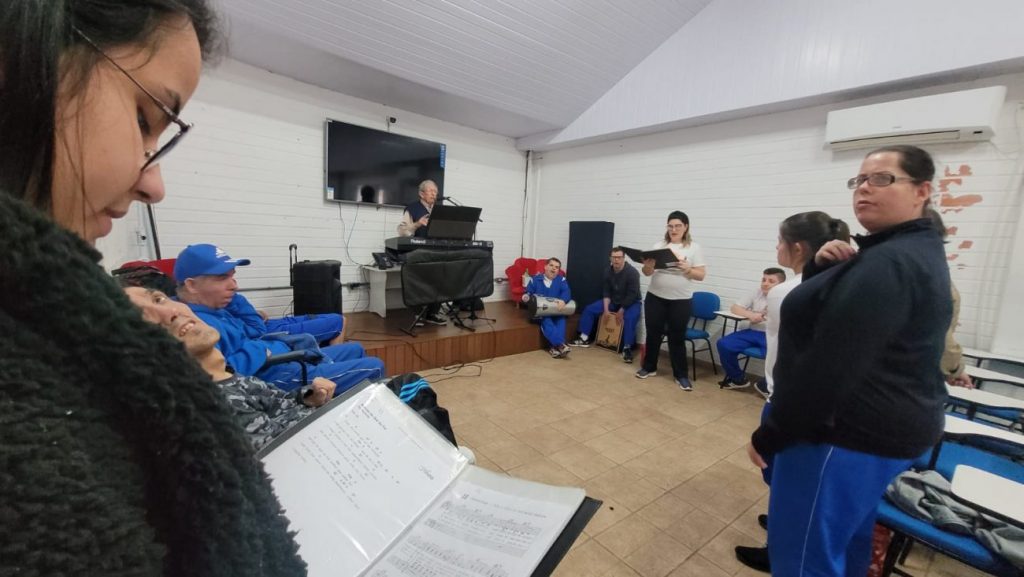 maestro jaime de brida e apae cocal do sul uma historia de amor e musica aulas de canto coral por ana paula nesi 2
