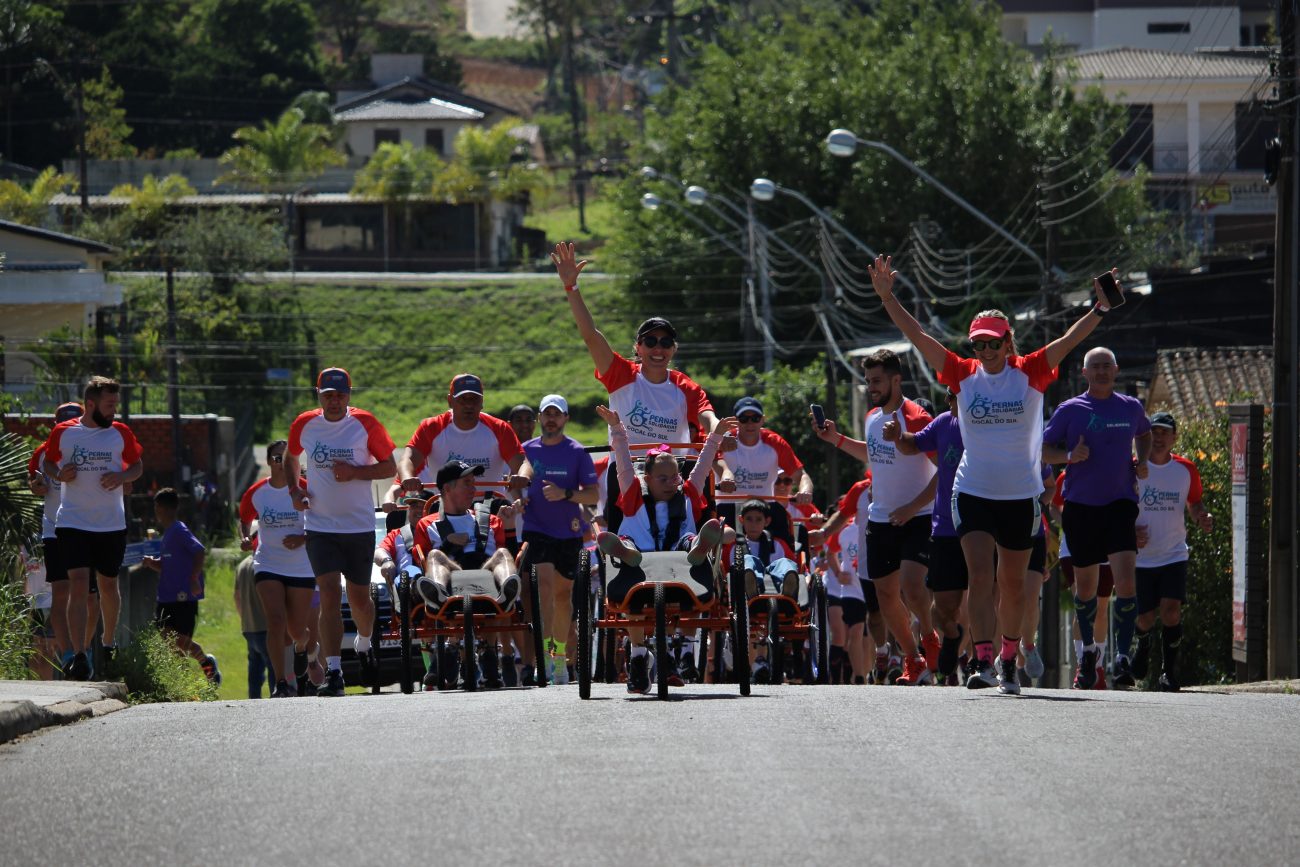 alunos da apae vivem experiencia de uma corrida de rua em cocal do sul treinao solidario 2023 por ana paula nesi 3