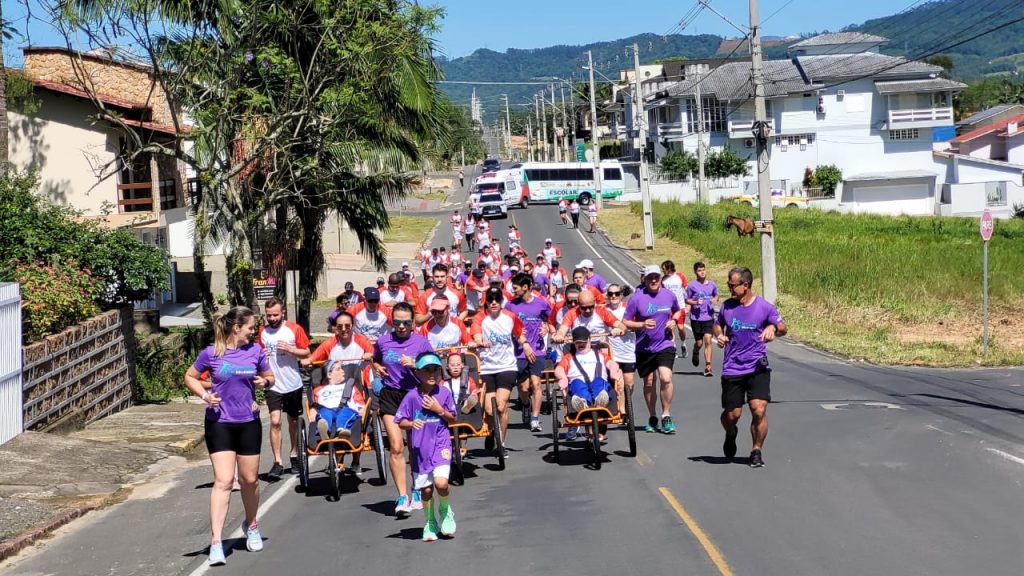 alunos da apae vivem experiencia de uma corrida de rua em cocal do sul treinao solidario 2023 por ana paula nesi 8