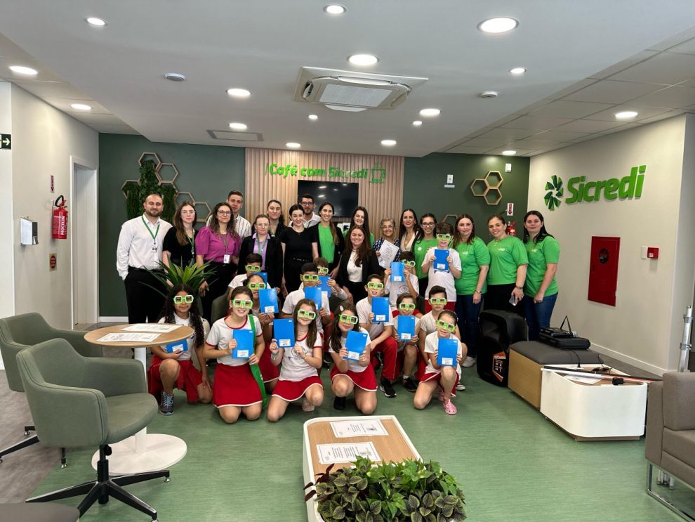 alunos de icara aprendem educacao financeira com programa do sicredi 1 mostra ed financeira icara 02