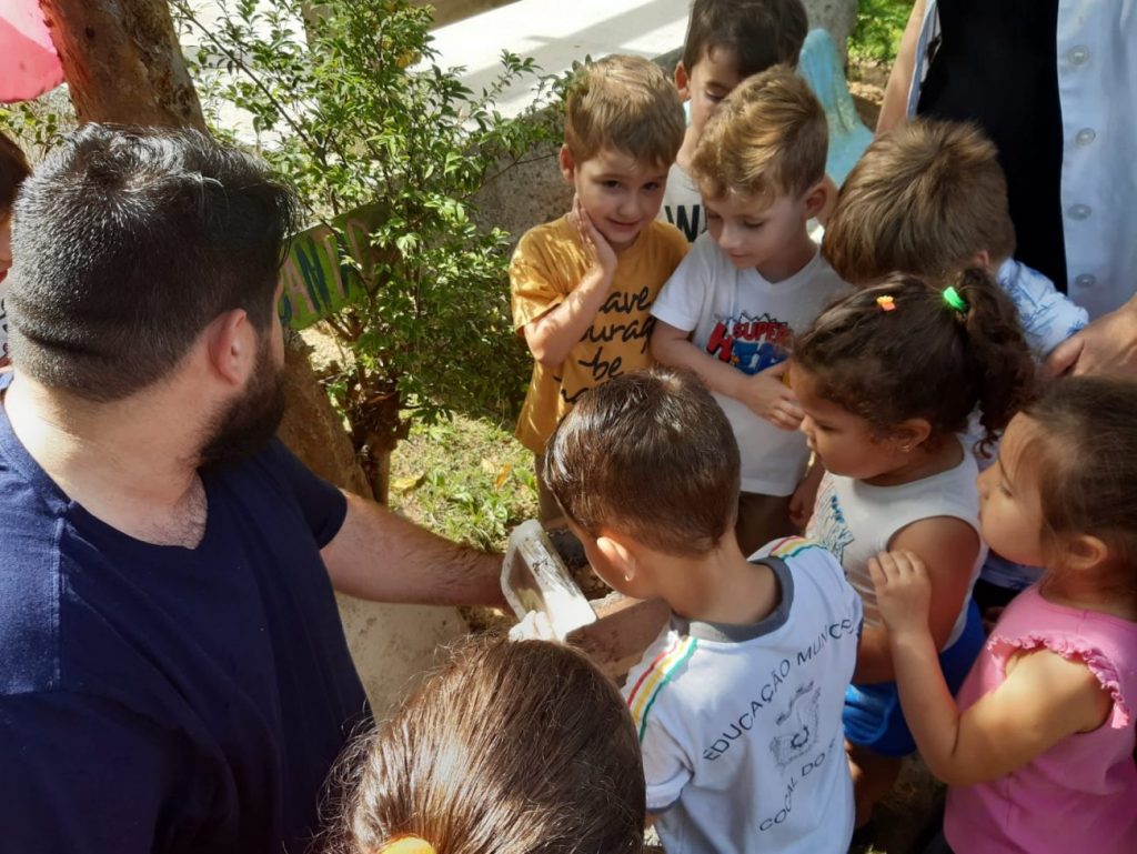 criancas da educacao infantil municipal recebem aula sobre abelhas sem ferrao na apae cocal do sul helena savi na apae meliponario divulgacao 2