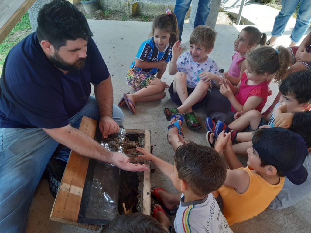 criancas da educacao infantil municipal recebem aula sobre abelhas sem ferrao na apae cocal do sul helena savi na apae meliponario divulgacao 3