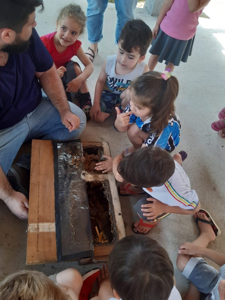 criancas da educacao infantil municipal recebem aula sobre abelhas sem ferrao na apae cocal do sul helena savi na apae meliponario divulgacao 5
