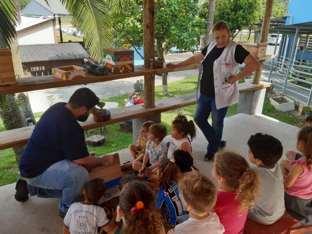criancas da educacao infantil municipal recebem aula sobre abelhas sem ferrao na apae cocal do sul helena savi na apae meliponario divulgacao 6