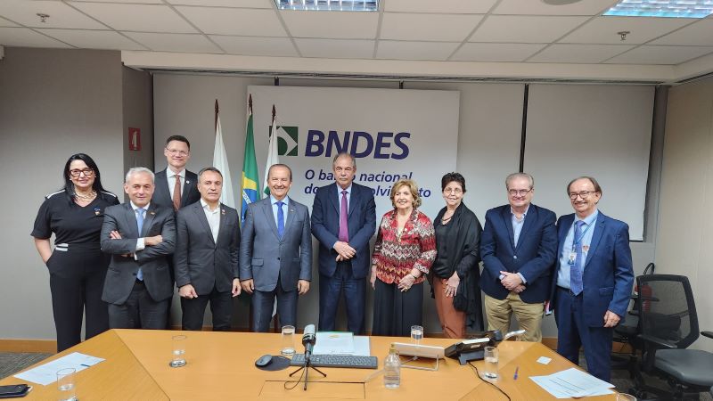 em brasilia governador jorginho mello garante liberacao de r 631 milhoes de credito junto ao bndes para estradas de santa catarina whatsapp image 2023 11 07 at 8.10.08 pm