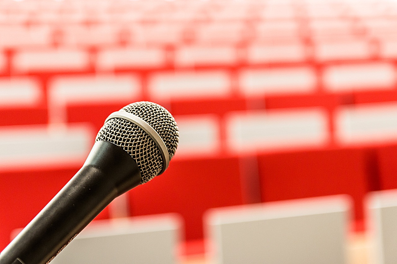 escola do legislativo de cocal do sul realiza curso de oratoria gratuito microphone 2775447 1280