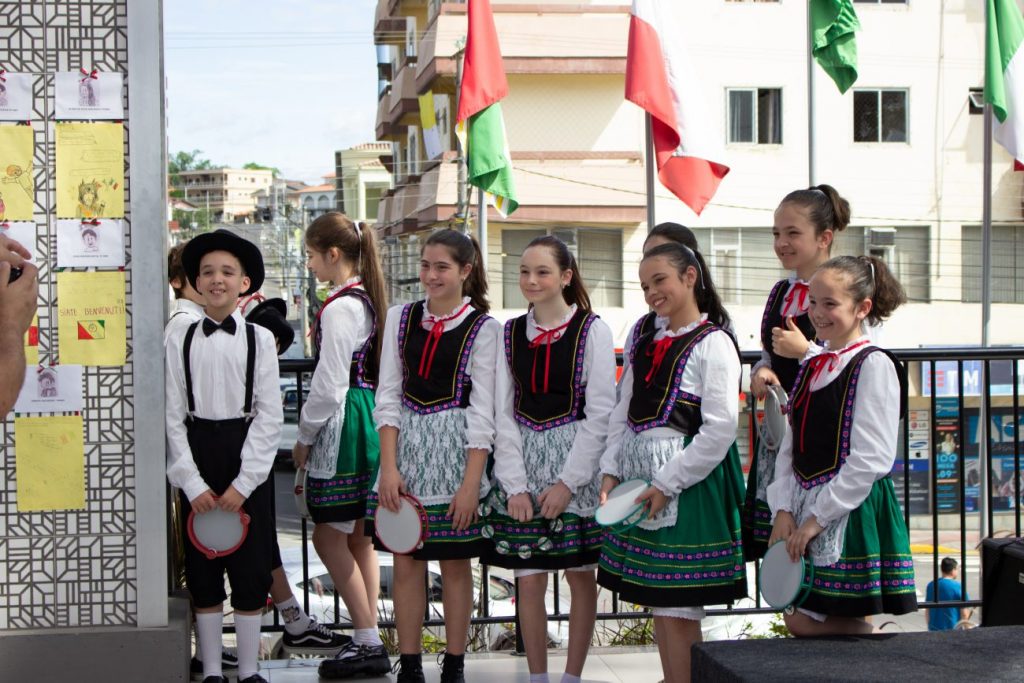 grupo de danca folclorica italiana de cocal do sul faz sua primeira apresentacao assinatura pacto por ana paula nesi 11 1