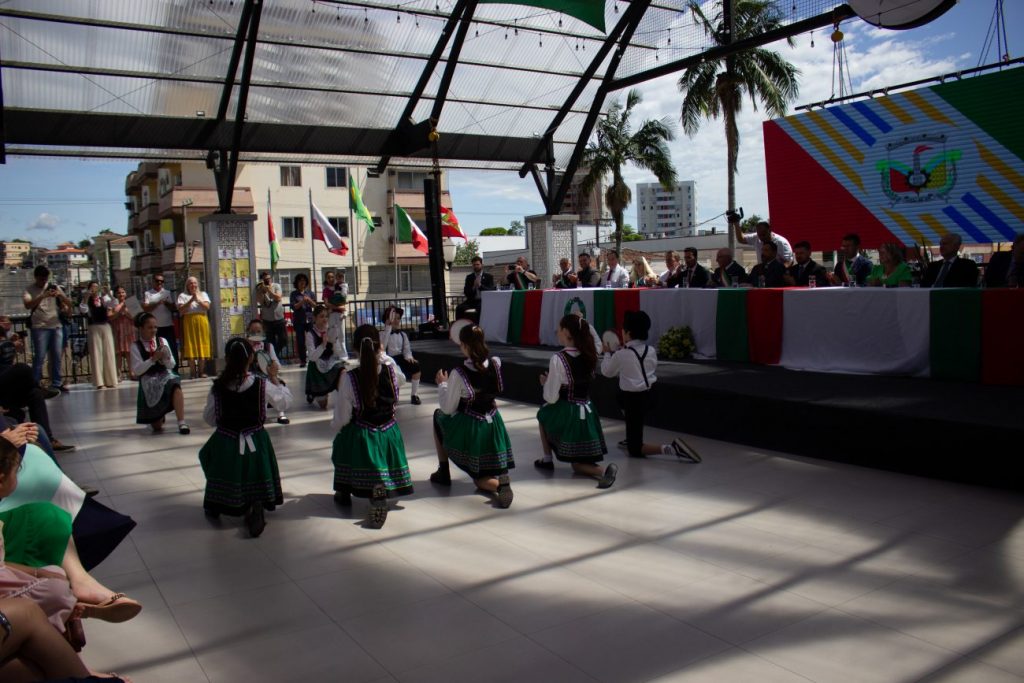grupo de danca folclorica italiana de cocal do sul faz sua primeira apresentacao assinatura pacto por ana paula nesi 37