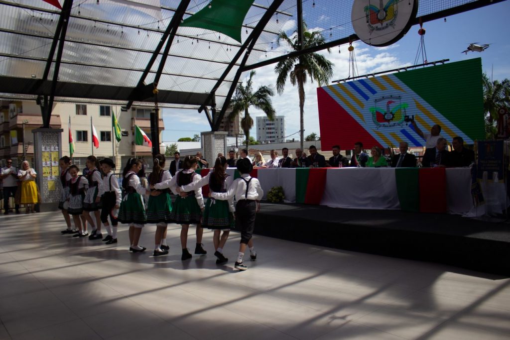 grupo de danca folclorica italiana de cocal do sul faz sua primeira apresentacao assinatura pacto por ana paula nesi 40