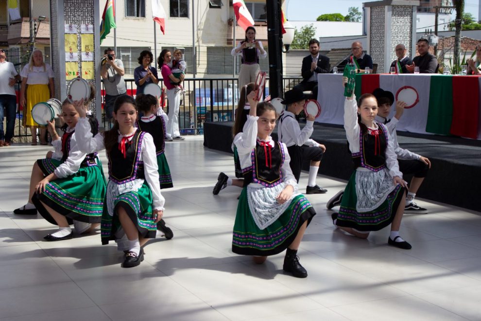 grupo de danca folclorica italiana de cocal do sul faz sua primeira apresentacao assinatura pacto por ana paula nesi 44