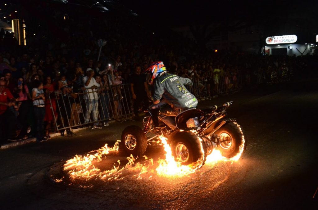 papai noel chega em moto em performance radical na abertura do cocal luz 2023 9395be6b 7b2b 4e7f b9e7 be4251eb655b