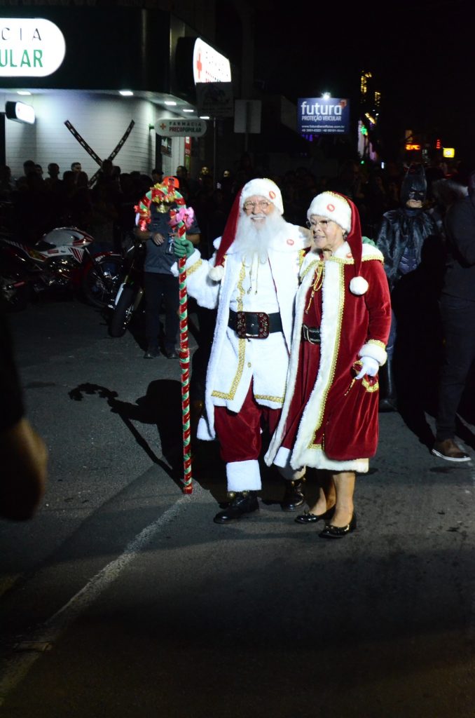 papai noel chega em moto em performance radical na abertura do cocal luz 2023 ed71e08c d724 47dd a088 3144d3dedb93