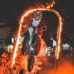 papai noel chega em moto em performance radical na abertura do cocal luz 2023 whatsapp image 2023 11 29 at 15.44.30