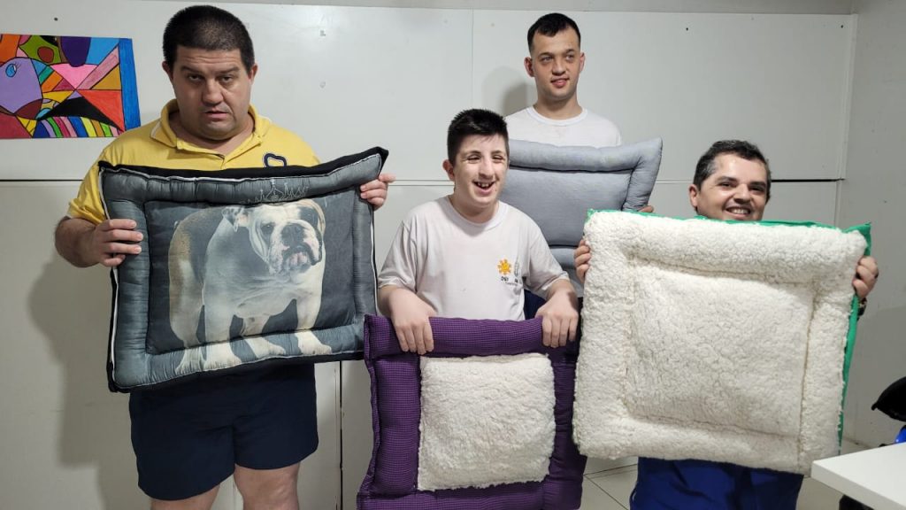 apae cocal do sul realiza feira de produtos artesanais neste sabado na praca almofada pet por ana paula nesi
