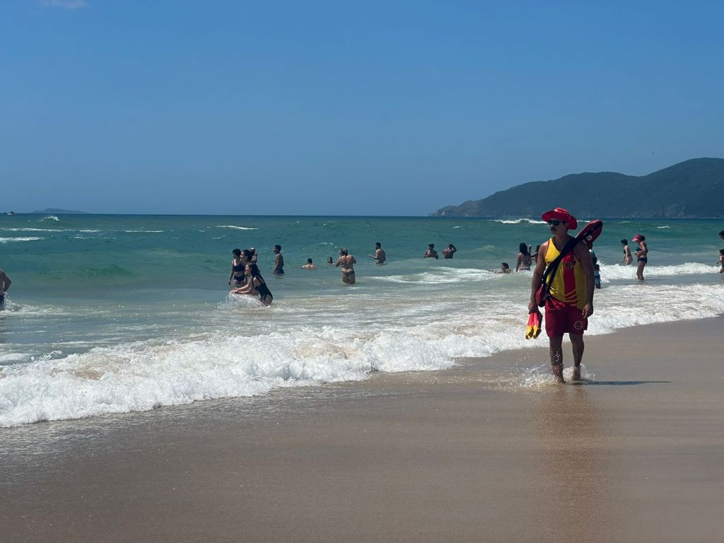 no dia do guarda vidas cbmsc reforca a importancia da presenca nas praias whatsapp image 2023 12 28 at 1.21.19 pm