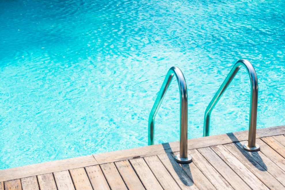 samu alerta sobre prevencao e primeiros socorros em casos de afogamento infantil azul bonito escada casa reflexao 2