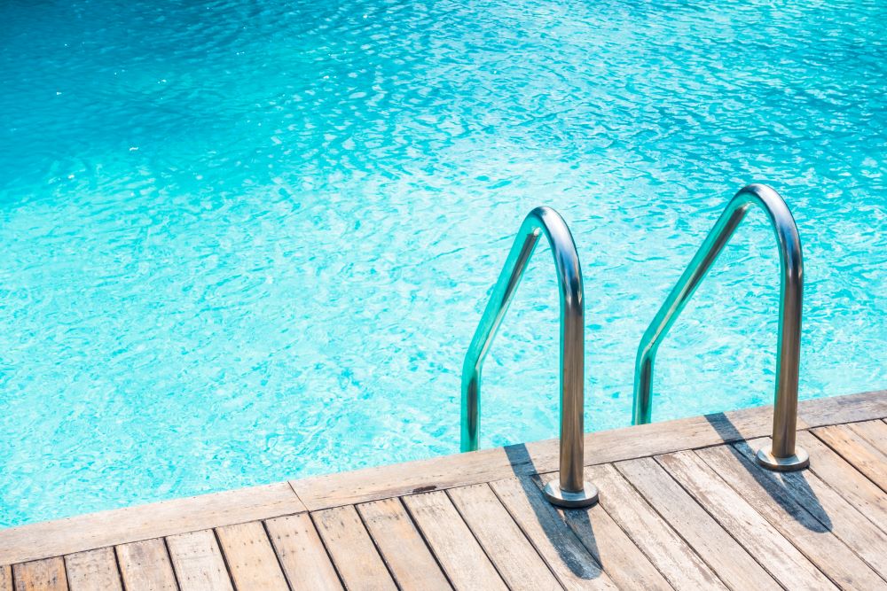 samu alerta sobre prevencao e primeiros socorros em casos de afogamento infantil azul bonito escada casa reflexao 2