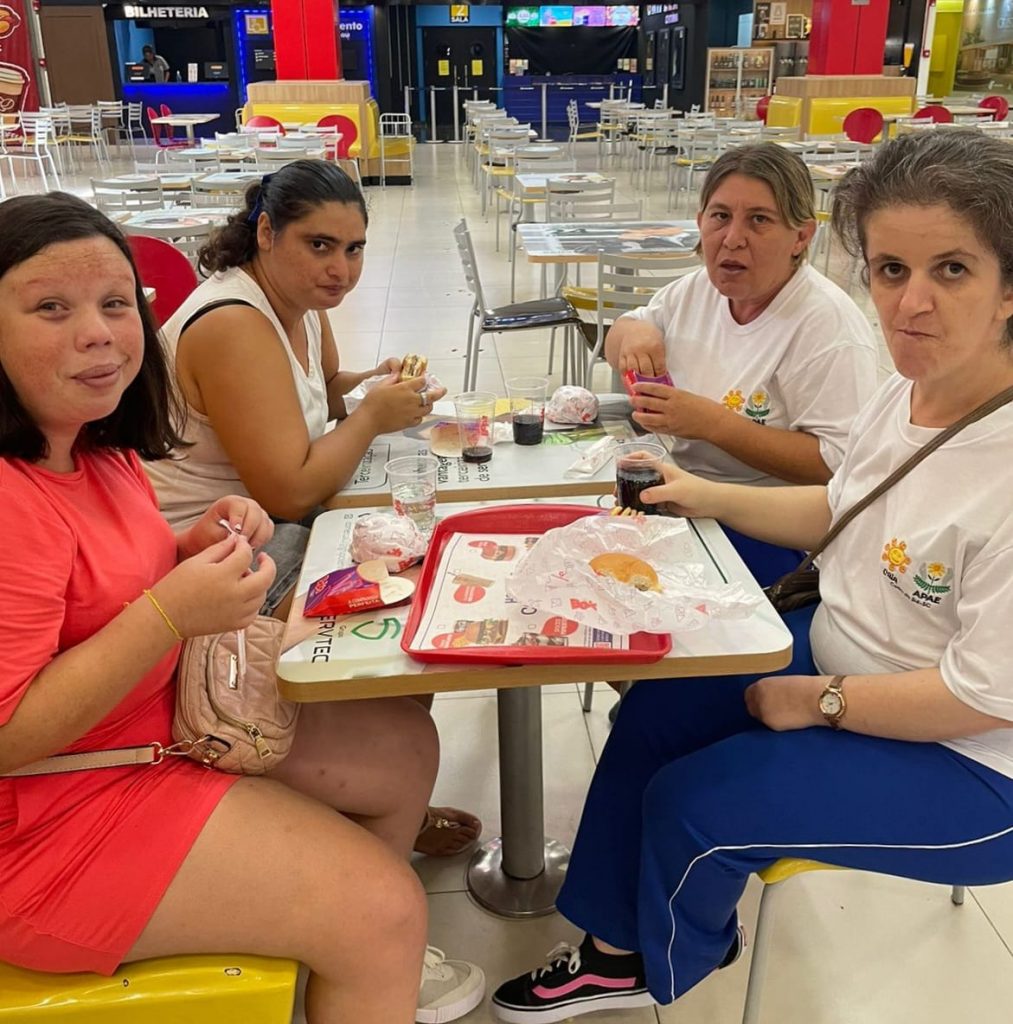 alunos da apae cocal do sul desfrutam de tarde divertida em shopping apae passeio shopping divulgacao 10