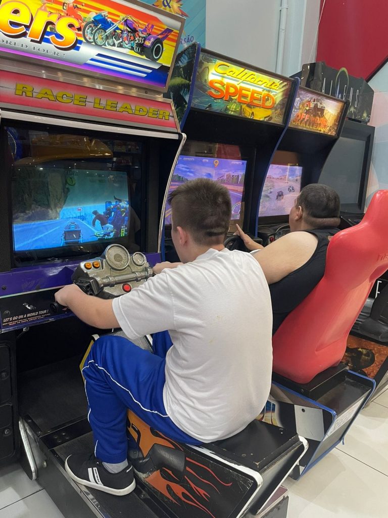 alunos da apae cocal do sul desfrutam de tarde divertida em shopping apae passeio shopping divulgacao 2