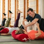 colicas conheca 4 posicoes de yoga que aliviam as dores no periodo menstrual francisco kaiut 6