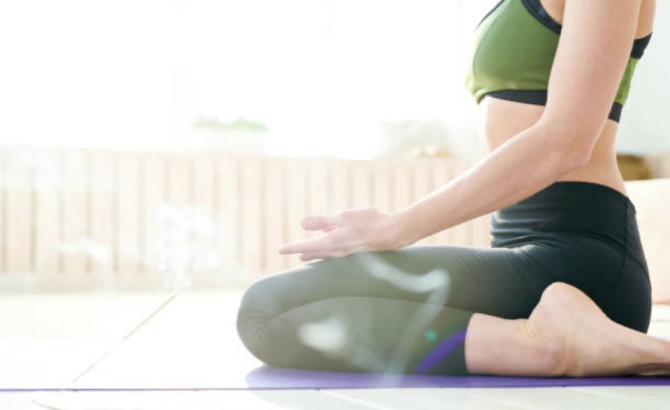 colicas conheca 4 posicoes de yoga que aliviam as dores no periodo menstrual img 7693